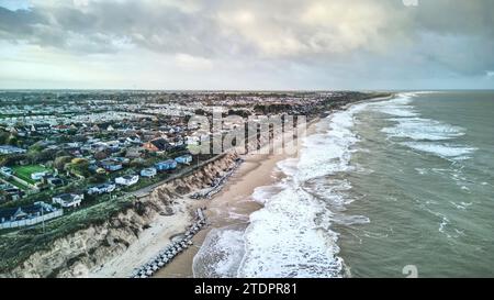 November 2023. Stranderosion bei Hemsby in Norfolk, wobei große Straßenabschnitte auf den Marrams nach den jüngsten Stürmen verloren gingen und weitere Grundstücke verloren gingen. Mit jedem Sturm und jeder Gezeitenflut nähert sich ein größeres Wohngebiet aus teureren Ziegelsteinen und Mörserhäusern dem Rand. Weitere Maßnahmen zur Seeverteidigung zur Erweiterung eines bestehenden Felsbergs werden jetzt nicht mehr stattfinden, da Hemsby „nicht für staatliche Mittel qualifiziert“ ist. Stockfoto