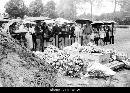 Menschen um Grab bei Beerdigung, 16. 09. 1988, Whizgle News aus der Vergangenheit, zugeschnitten auf die Zukunft. Erkunden Sie historische Geschichten, das Image der niederländischen Agentur aus einer modernen Perspektive, die die Lücke zwischen den Ereignissen von gestern und den Erkenntnissen von morgen überbrückt. Eine zeitlose Reise, die die Geschichten prägt, die unsere Zukunft prägen Stockfoto