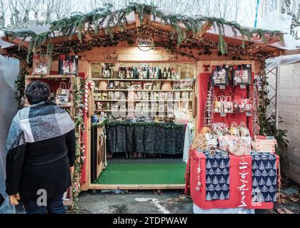 Sarlat-la-Canéda, Nouvelle-Aquitaine, Frankreich - 16. Dezember 2023: Ein Verkaufsstand mit Köstlichkeiten auf dem Weihnachtsmarkt in Sarlat-la-Canéda im Dordo Stockfoto