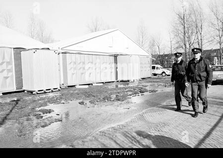 Sturmschaden großes Festzelt. Schäden am Dach der Eislaufbahn Haarlem. Beach Zandvoort, Sturm und Sturmschäden, Haarlem, Grote Markt, Niederlande, 24-03-1986, Whizgle News aus der Vergangenheit, zugeschnitten auf die Zukunft. Erkunden Sie historische Geschichten, das Image der niederländischen Agentur aus einer modernen Perspektive, die die Lücke zwischen den Ereignissen von gestern und den Erkenntnissen von morgen überbrückt. Eine zeitlose Reise, die die Geschichten prägt, die unsere Zukunft prägen Stockfoto