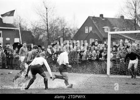 Fußballspiel Royal HFC auf einem nassen nassen Feld möglich gegen Old Internationals, Whizgle News from the Past, zugeschnitten auf die Zukunft. Erkunden Sie historische Geschichten, das Image der niederländischen Agentur aus einer modernen Perspektive, die die Lücke zwischen den Ereignissen von gestern und den Erkenntnissen von morgen überbrückt. Eine zeitlose Reise, die die Geschichten prägt, die unsere Zukunft prägen Stockfoto