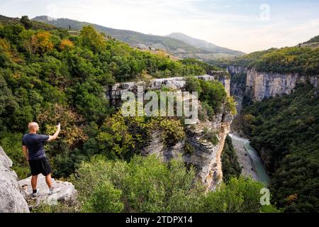 Ein Mann, der ein Foto im Osum Canyon in Albanien macht Stockfoto