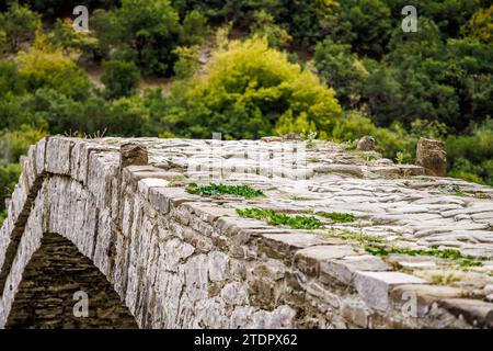 Oben auf der historischen Kadiu Ottoman Bogenbrücke in Albanien Stockfoto