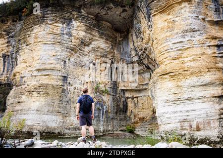 Wanderer, der den Osum Canyon in Albanien beobachtet Stockfoto