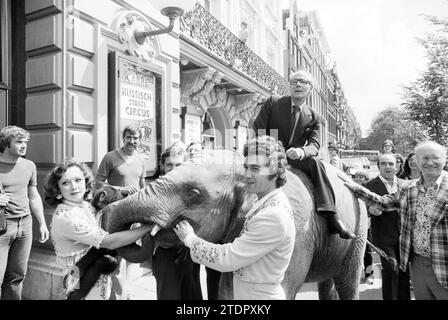 Drücken Sie Konf. Russischer Staatszirkus in Carré, Amsterdam, mit Clown Popov, Circus, Amsterdam, Niederlande, 30-07-1979, Whizgle News aus der Vergangenheit, maßgeschneidert für die Zukunft. Erkunden Sie historische Geschichten, das Image der niederländischen Agentur aus einer modernen Perspektive, die die Lücke zwischen den Ereignissen von gestern und den Erkenntnissen von morgen überbrückt. Eine zeitlose Reise, die die Geschichten prägt, die unsere Zukunft prägen Stockfoto