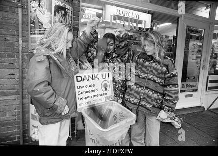 Alte Schuhe, Umweltbehälter, 01.09.1994, Whizgle News aus der Vergangenheit, maßgeschneidert für die Zukunft. Erkunden Sie historische Geschichten, das Image der niederländischen Agentur aus einer modernen Perspektive, die die Lücke zwischen den Ereignissen von gestern und den Erkenntnissen von morgen überbrückt. Eine zeitlose Reise, die die Geschichten prägt, die unsere Zukunft prägen Stockfoto