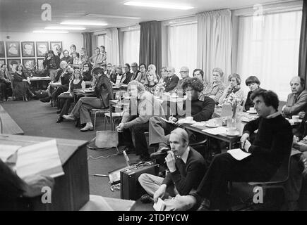 Präsentation des Buches „Help we are Developed“ The Hague Nieuwspoort, Spectrum, 14-03-1978, Whizgle News from the Past, Tailored for the Future. Erkunden Sie historische Geschichten, das Image der niederländischen Agentur aus einer modernen Perspektive, die die Lücke zwischen den Ereignissen von gestern und den Erkenntnissen von morgen überbrückt. Eine zeitlose Reise, die die Geschichten prägt, die unsere Zukunft prägen Stockfoto