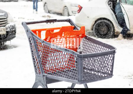 Einkaufswagen zum Einkaufen im Freien im Schnee in der Nähe Stockfoto