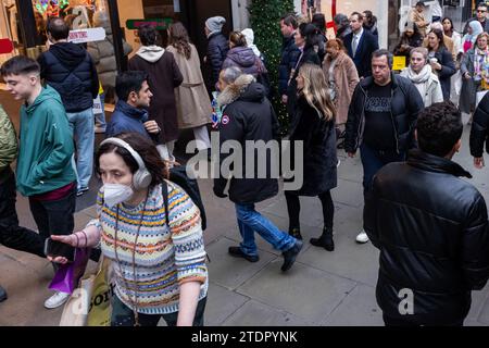 London, Großbritannien. Dezember 2023. Die Einkäufer betreten das Kaufhaus Selfridges in der Oxford Street eine Woche vor dem Weihnachtsfeiertag. Einige Einzelhandelsanalysten prognostizieren im letzten Vorfeld von Weihnachten verbesserte Umsätze, und es stehen noch eine ganze Woche und ein Wochenende Handel bevor. Quelle: Mark Kerrison/Alamy Live News Stockfoto