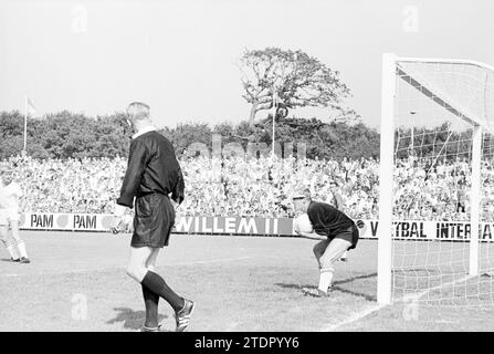 Football Telstar - AZ'67, 25-08-1968, Whizgle News from the Past, maßgeschneidert für die Zukunft. Erkunden Sie historische Geschichten, das Image der niederländischen Agentur aus einer modernen Perspektive, die die Lücke zwischen den Ereignissen von gestern und den Erkenntnissen von morgen überbrückt. Eine zeitlose Reise, die die Geschichten prägt, die unsere Zukunft prägen Stockfoto