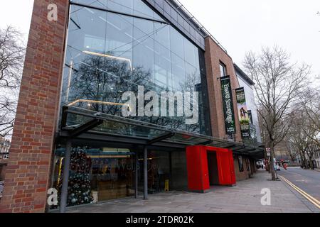 London, Großbritannien. Dezember 2023. Das Theater Sadler's Wells, ein Veranstaltungsort für darstellende Künste, stammt aus dem Jahr 1998. Es verfügt über ein 1.500-Sitzplätze-Auditorium und das Lilian Baylis Studio. Quelle: Mark Kerrison/Alamy Live News Stockfoto