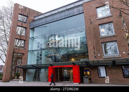 London, Großbritannien. Dezember 2023. Das Theater Sadler's Wells, ein Veranstaltungsort für darstellende Künste, stammt aus dem Jahr 1998. Es verfügt über ein 1.500-Sitzplätze-Auditorium und das Lilian Baylis Studio. Quelle: Mark Kerrison/Alamy Live News Stockfoto