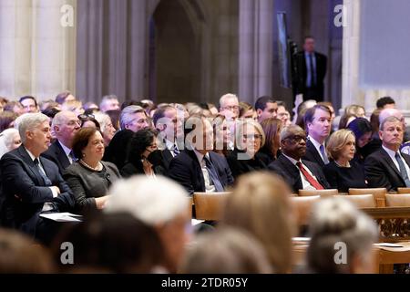 John Roberts, Oberster Richter des US-Obersten Gerichtshofs, von rechts, seine Frau Jane Sullivan, Associate Justice Clarence Thomas, seine Frau Virginia Thomas, Associate Justice Samuel Alito, Associate Justice Sonia Sotomayor, Associate Justice Elena Kagan am Obersten Gerichtshof, während der Beerdigungsfeier von Sandra Day O'Connor in der Washington National Cathedral in Washington, DC, USA, am Dienstag, den 19. Dezember, 2023. O'Connor, der zur entscheidenden Abstimmung über Abtreibung, Religion, Rasse und andere heiße Stimmen wurde Stockfoto