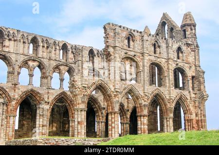 Ein Blick auf Whitby Abbey in Yorkshire mit seinen verfallenen Fenstern, Säulen und Bögen Stockfoto