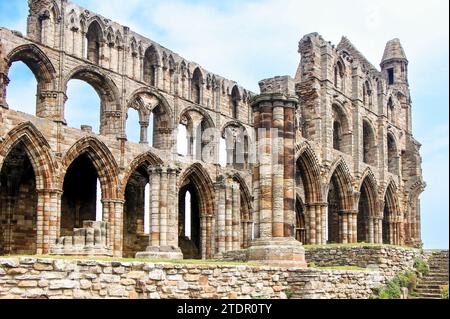 Ein Blick auf Whitby Abbey in Yorkshire mit seinen verfallenen Fenstern, Säulen und Bögen Stockfoto