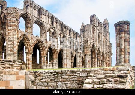 Ein Blick auf Whitby Abbey in Yorkshire mit seinen verfallenen Fenstern, Säulen und Bögen Stockfoto