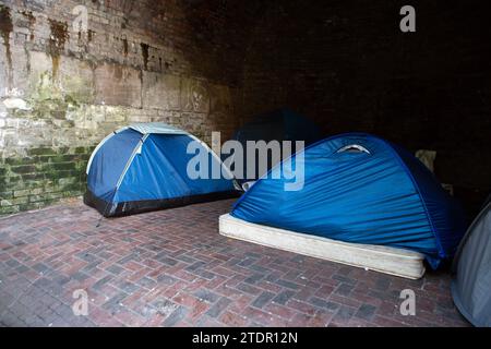 Zelte unter den Bögen am Forster Square in Bradford in West Yorkshire. Stockfoto