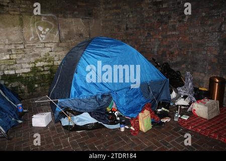 Das Zelt, in dem Nicky Hudson, 47, ein Räuberschläfer, derzeit unter den Bögen am Forster Square in Bradford in West Yorkshire schläft. Stockfoto