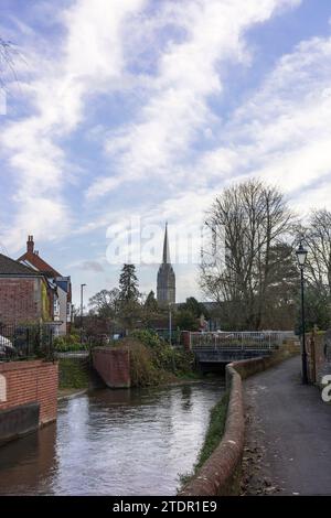 Blick auf die Kathedrale von Salisbury über den Avon River in Salisbury, Wiltshire, England, Großbritannien Stockfoto