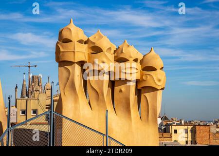 Die „Wächter“ auf dem Dach der Casa Milà mit der Sagrada Familia im Hintergrund, Barcelona, Spanien Stockfoto