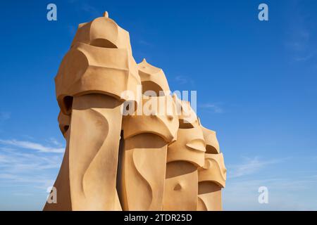 Die „Wächter“ auf dem Dach der Casa Milà, Barcelona, Spanien Stockfoto