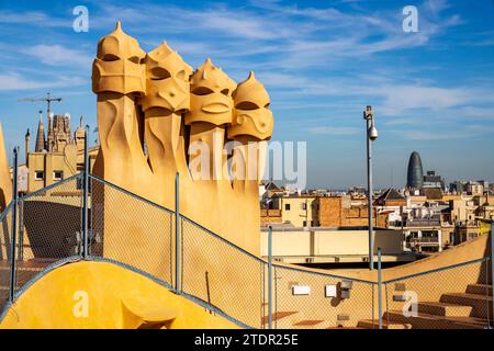 Die „Wächter“ auf dem Dach der Casa Milà mit der Sagrada Familia im Hintergrund, Barcelona, Spanien Stockfoto