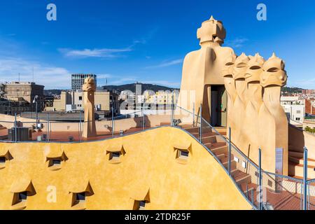 Die „Wächter“ auf dem Dach der Casa Milà, Barcelona, Spanien Stockfoto