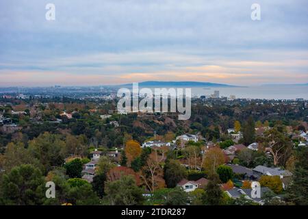 Blick während des Sonnenuntergangs auf die Stadt Los Angeles vom Inspirationspunkt in den Santa Monica Mountains. Stockfoto
