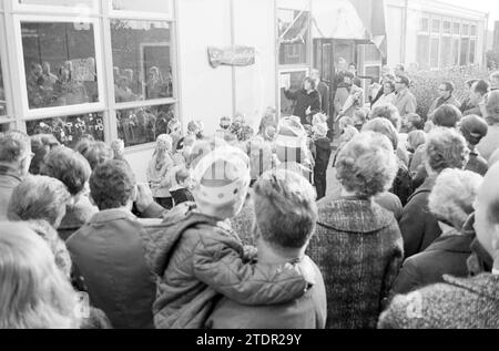 Eröffnung der Schule de Wilgenkatjes, Zwanenburg, Wilgenlaan, Whizgle News aus der Vergangenheit, zugeschnitten auf die Zukunft. Erkunden Sie historische Geschichten, das Image der niederländischen Agentur aus einer modernen Perspektive, die die Lücke zwischen den Ereignissen von gestern und den Erkenntnissen von morgen überbrückt. Eine zeitlose Reise, die die Geschichten prägt, die unsere Zukunft prägen Stockfoto