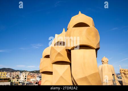 Die „Wächter“ auf dem Dach der Casa Milà, Barcelona, Spanien Stockfoto