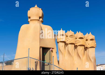 Die „Wächter“ auf dem Dach der Casa Milà, Barcelona, Spanien Stockfoto