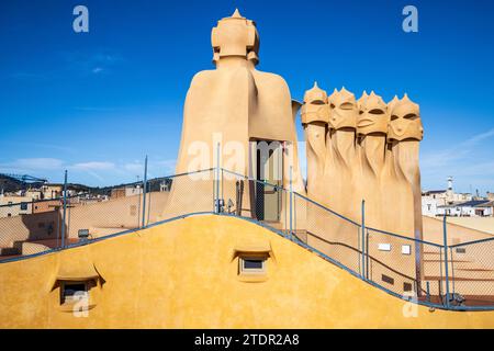 Die „Wächter“ auf dem Dach der Casa Milà, Barcelona, Spanien Stockfoto