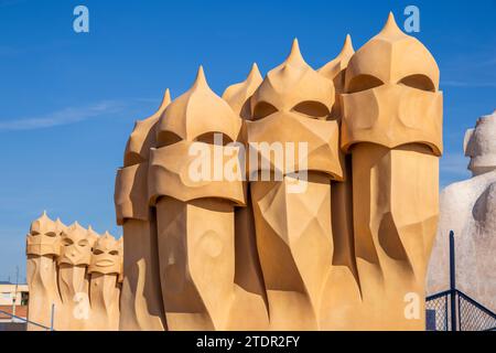 Die „Wächter“ auf dem Dach der Casa Milà, Barcelona, Spanien Stockfoto