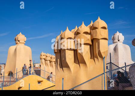 Die „Wächter“ auf dem Dach der Casa Milà, Barcelona, Spanien Stockfoto