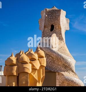 Die „Wächter“ auf dem Dach der Casa Milà, Barcelona, Spanien Stockfoto