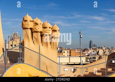 Die „Wächter“ auf dem Dach der Casa Milà mit der Sagrada Familia im Hintergrund, Barcelona, Spanien Stockfoto