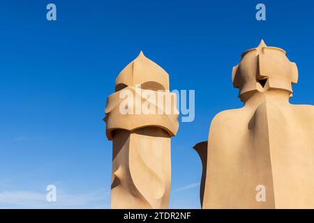 Die „Wächter“ auf dem Dach der Casa Milà, Barcelona, Spanien Stockfoto