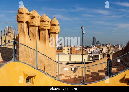 Die „Wächter“ auf dem Dach der Casa Milà mit der Sagrada Familia im Hintergrund, Barcelona, Spanien Stockfoto