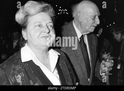 Eröffnungsausstellung des Malers Kees Verwey im Rathaus von Haarlem, Haarlem, Grote Markt, Niederlande, 22-11-1990, Whizgle News aus der Vergangenheit, zugeschnitten auf die Zukunft. Erkunden Sie historische Geschichten, das Image der niederländischen Agentur aus einer modernen Perspektive, die die Lücke zwischen den Ereignissen von gestern und den Erkenntnissen von morgen überbrückt. Eine zeitlose Reise, die die Geschichten prägt, die unsere Zukunft prägen Stockfoto