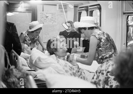 Blumenmädchen an Bord des Roten Kreuzes J. Henry Dunant, 00-00-1962, Whizgle News from the Past, zugeschnitten auf die Zukunft. Erkunden Sie historische Geschichten, das Image der niederländischen Agentur aus einer modernen Perspektive, die die Lücke zwischen den Ereignissen von gestern und den Erkenntnissen von morgen überbrückt. Eine zeitlose Reise, die die Geschichten prägt, die unsere Zukunft prägen Stockfoto