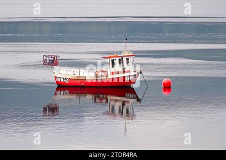 Kleines rot-weißes Fischerboot vor Anker am Loch Fyne Schottland Stockfoto