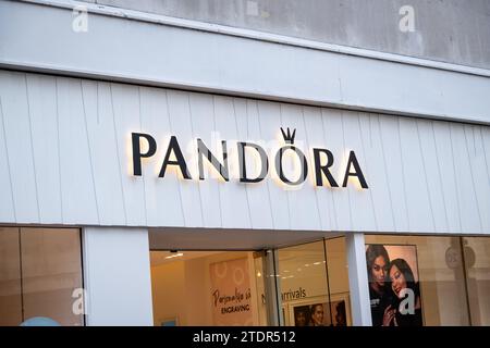 LONDON, 14. DEZEMBER 2023: Pandora Modeschmuck Shop und Motion verschwimmen die Käufer in der Oxford Street, einem Wahrzeichen des Einzelhandels Stockfoto