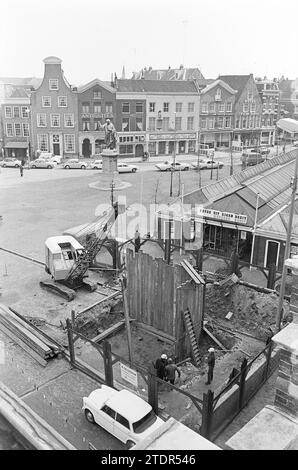 Vorbereitende Arbeiten für die Installation der Statue "der Sonnenkämpfer" von Arthur Spronken, Grote Markt, Haarlem, Grote Markt, Niederlande, 09-04-1970, Whizgle News aus der Vergangenheit, zugeschnitten auf die Zukunft. Erkunden Sie historische Geschichten, das Image der niederländischen Agentur aus einer modernen Perspektive, die die Lücke zwischen den Ereignissen von gestern und den Erkenntnissen von morgen überbrückt. Eine zeitlose Reise, die die Geschichten prägt, die unsere Zukunft prägen Stockfoto