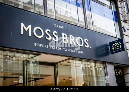 LONDON, 14. DEZEMBER 2023: Moss Bros Shop in der Oxford Street, einem Wahrzeichen des Einzelhandels Stockfoto
