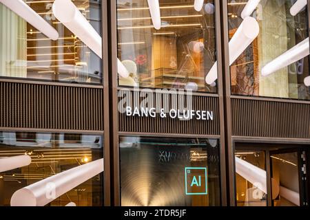 LONDON, 14. DEZEMBER 2023: Bang & Olufsen Store in der Bond Street. High-End-Fernseher, Audiosysteme und Heimautomatisierungsprodukte Stockfoto