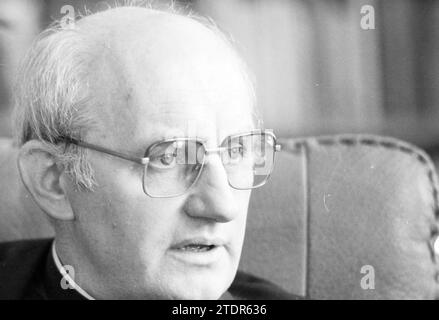 Bischof Bomers of Haarlem, römisch-katholische Kirche, Haarlem, Niederlande, 03-09-1984, Whizgle News aus der Vergangenheit, zugeschnitten auf die Zukunft. Erkunden Sie historische Geschichten, das Image der niederländischen Agentur aus einer modernen Perspektive, die die Lücke zwischen den Ereignissen von gestern und den Erkenntnissen von morgen überbrückt. Eine zeitlose Reise, die die Geschichten prägt, die unsere Zukunft prägen Stockfoto