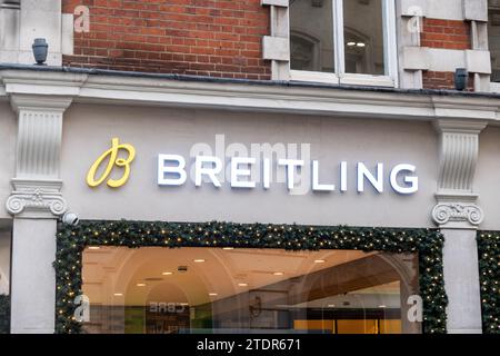 LONDON, 14. DEZEMBER 2023: Breitling-Geschäft in der Bond Street, Luxusuhrenhändler Stockfoto
