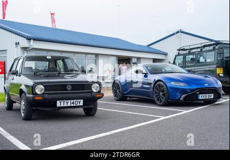 MK1 VW Volkswagen Golf und Aston Martin Vantage Stockfoto