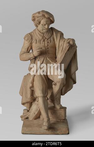 Modell für eine Rembrandt-Statue, Louis Royer, 1840 die Zeichnung Rembrandt ist mit dem rechten Bein auf einer Höhe und dem linken auf einer Kiste gestreckt. Mit der linken Hand hält er ein Skizzenbuch, in dem er auf seinem Oberschenkel ruhen kann, und rechts den Zeichenmarker. Seine Palette mit Pinseln und einem Farbbecher bleibt auf dem Boden. Er trägt ein Kostüm aus dem 17. Jahrhundert mit Schärpe und Baskenmütze. Ein Mantel mit Pelzkragen hängt von seiner linken Schulter und seinem Arm ab. Auf dem Sarg: R.V.R.1642; auf der Rückseite: L. Royer. IVT.1840. Amsterdam Terrakotta (Tonmaterial) Rembrandtplein die Zeichnung Rembrandt ist mit dem ri gestreckt Stockfoto