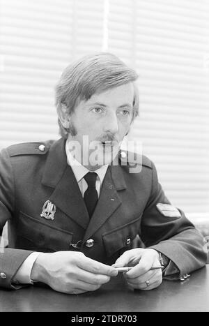 Porträt des örtlichen Polizisten Voermans, Polizei, 21.-12.-1976, Whizgle News aus der Vergangenheit, zugeschnitten auf die Zukunft. Erkunden Sie historische Geschichten, das Image der niederländischen Agentur aus einer modernen Perspektive, die die Lücke zwischen den Ereignissen von gestern und den Erkenntnissen von morgen überbrückt. Eine zeitlose Reise, die die Geschichten prägt, die unsere Zukunft prägen Stockfoto